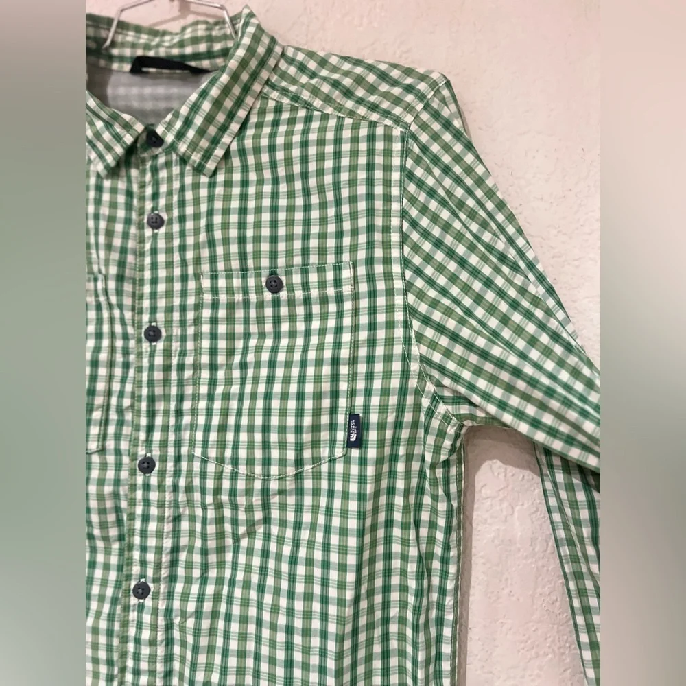 The North Face men’s  Vented Plaid Button Down Shirt size med